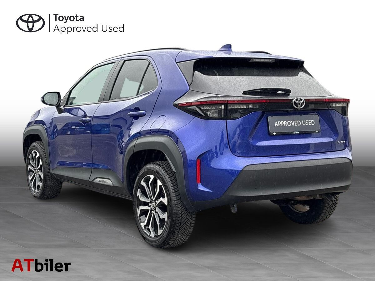 Blå Toyota Yaris Cross fra 2025