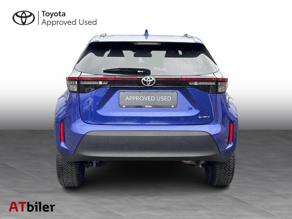 Blå Toyota Yaris Cross fra 2025