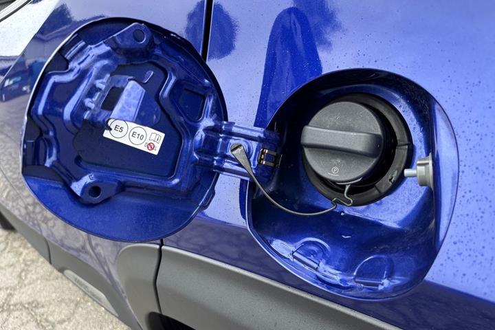 Blå Toyota Yaris Cross fra 2025