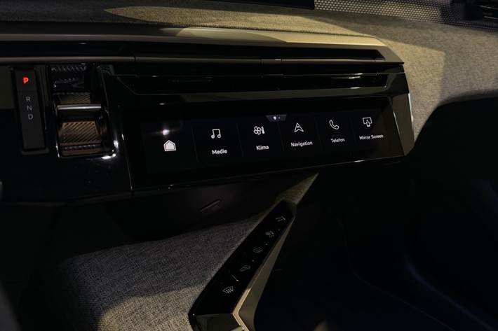 Grå Peugeot e-5008 fra 2025