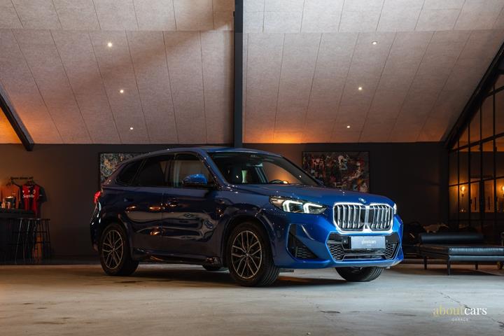 Blå BMW iX1 fra 2023 set udefra
