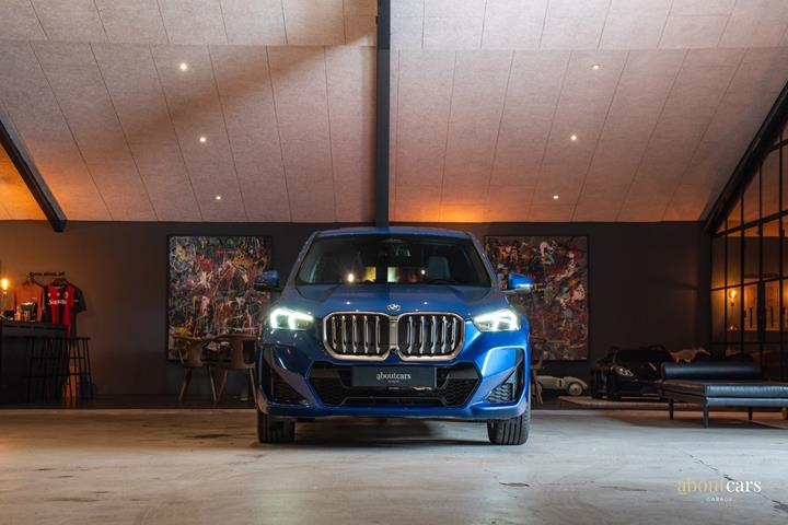 Blå BMW iX1 fra 2023