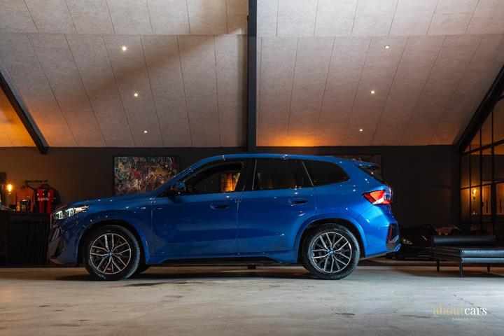 Blå BMW iX1 fra 2023