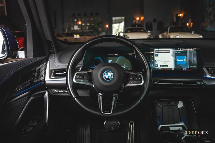 Blå BMW iX1 fra 2023