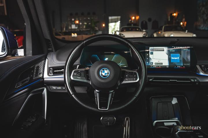 Blå BMW iX1 fra 2023