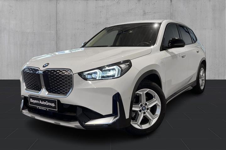 Hvid BMW iX1 fra 2024 set udefra