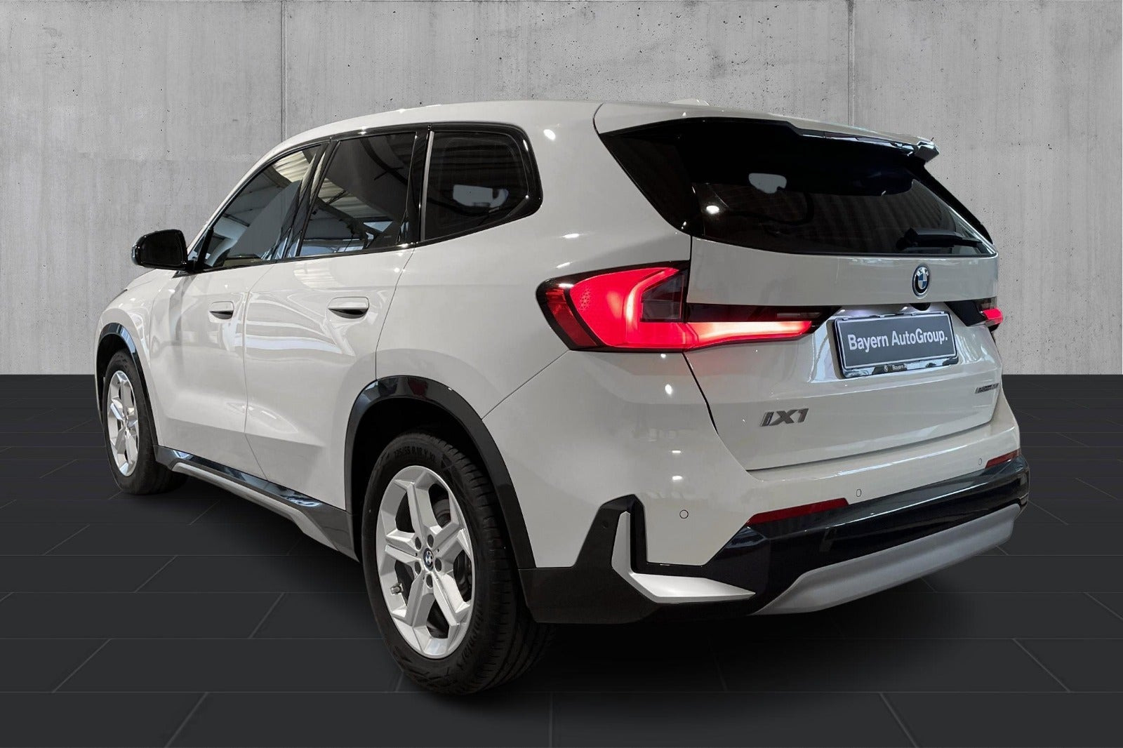 Hvid BMW iX1 fra 2024