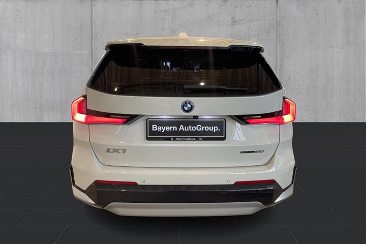 Hvid BMW iX1 fra 2024