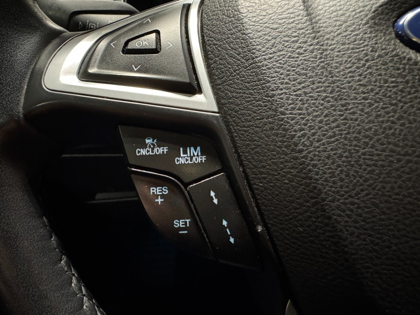 Grå Ford S-MAX fra 2019