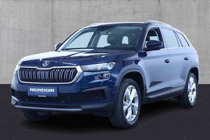 Blå Skoda Kodiaq fra 2023 set udefra