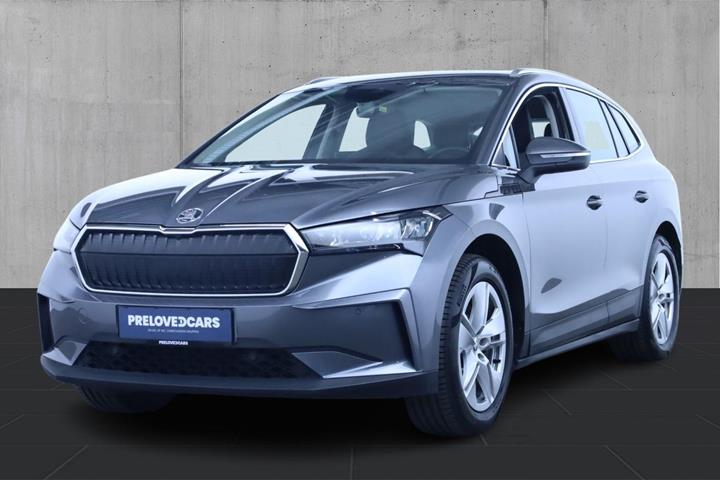 Grå Skoda Enyaq fra 2024 set udefra