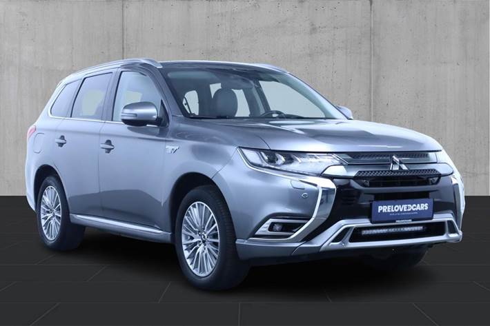 Grå Mitsubishi Outlander fra 2020