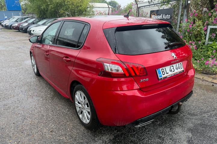 Grøn Peugeot 308 fra 2017