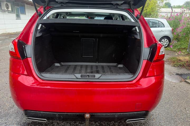 Grøn Peugeot 308 fra 2017