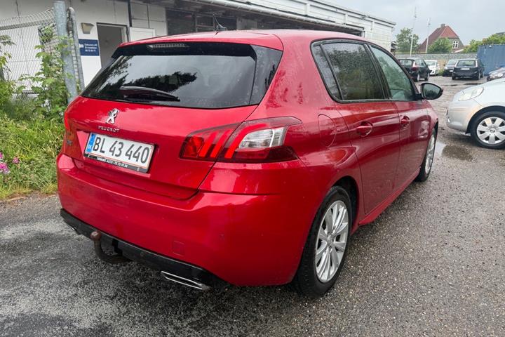 Grøn Peugeot 308 fra 2017