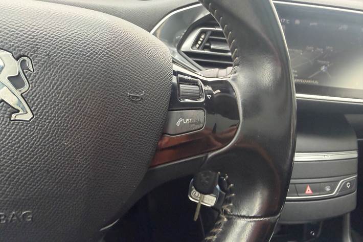 Grøn Peugeot 308 fra 2017