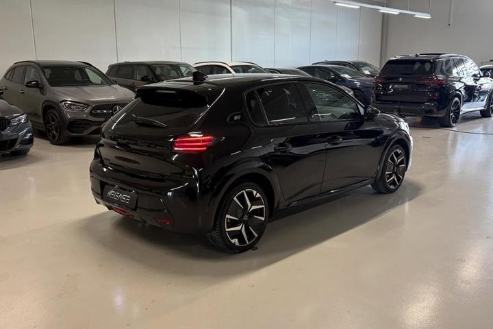 Sort Peugeot e-208 fra 2024