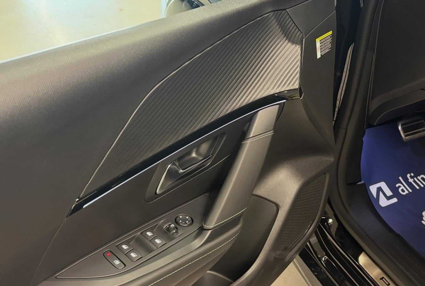 Sort Peugeot e-208 fra 2024