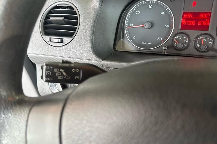 Grå VW Caddy Maxi fra 2010