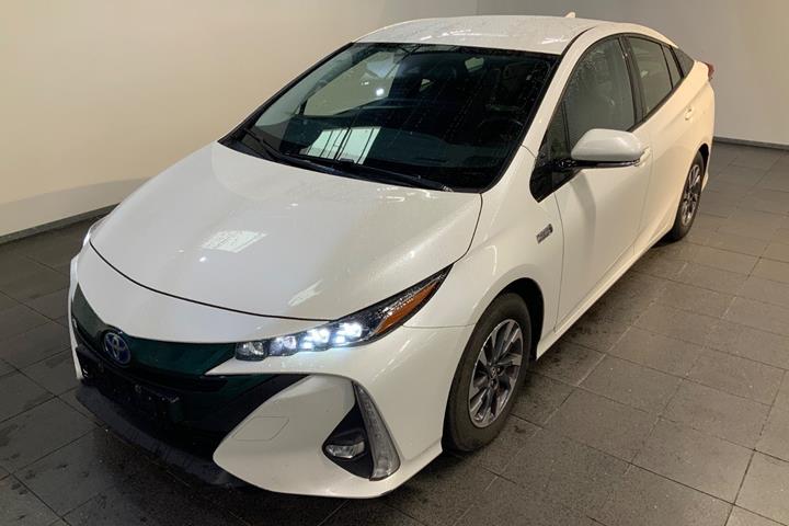 Hvid Toyota Prius fra 2018 set udefra