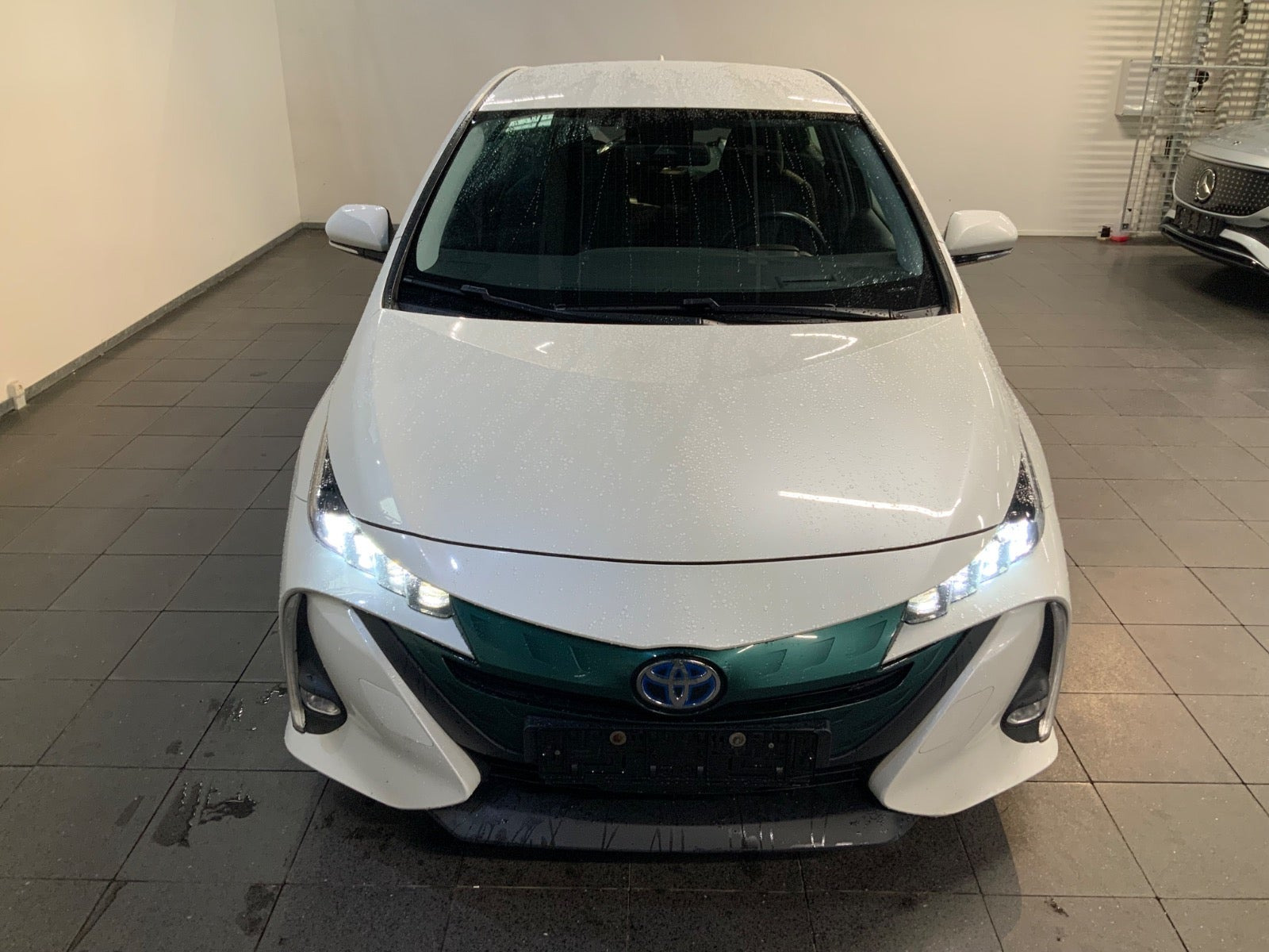 Hvid Toyota Prius fra 2018