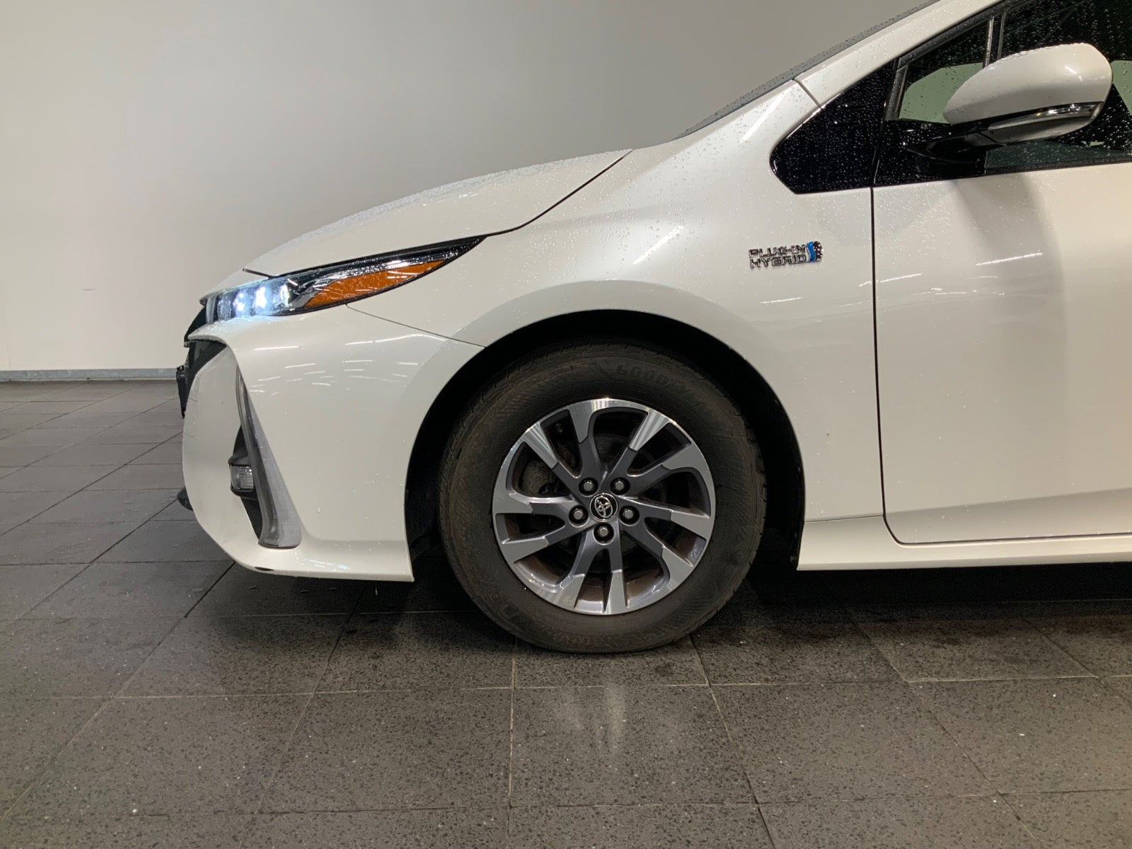 Hvid Toyota Prius fra 2018
