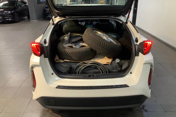 Hvid Toyota Prius fra 2018