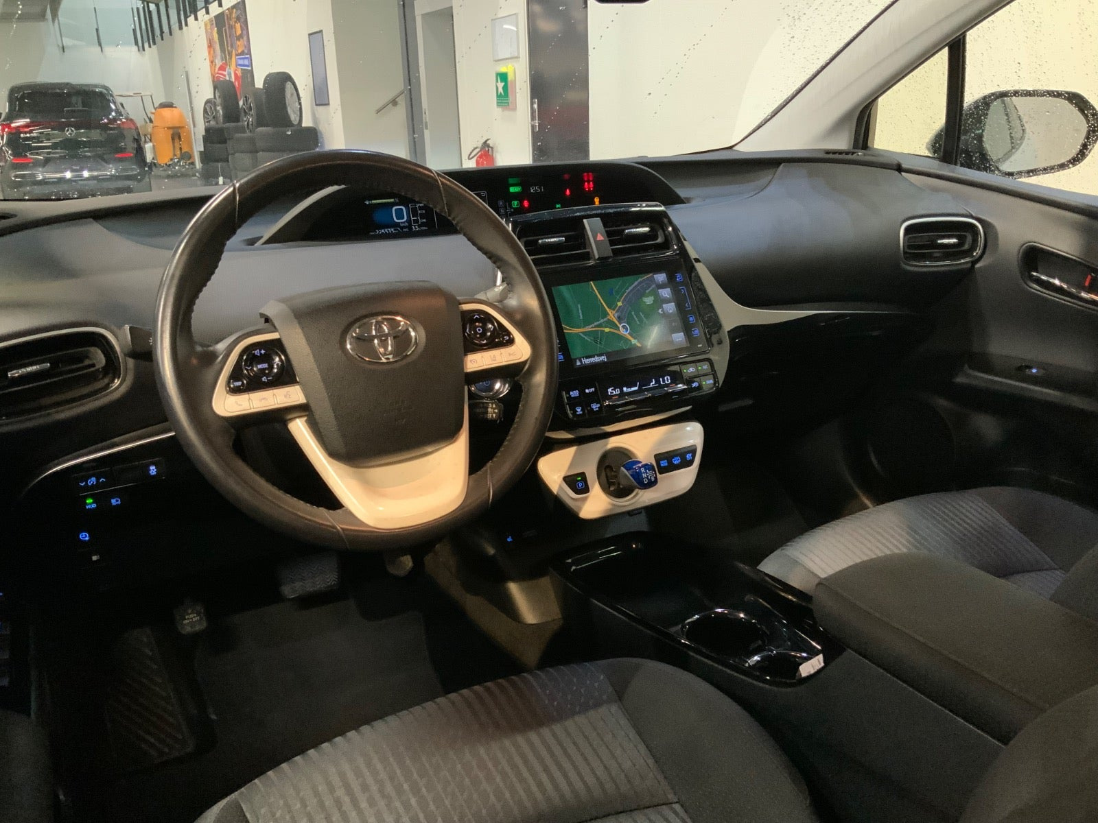 Hvid Toyota Prius fra 2018