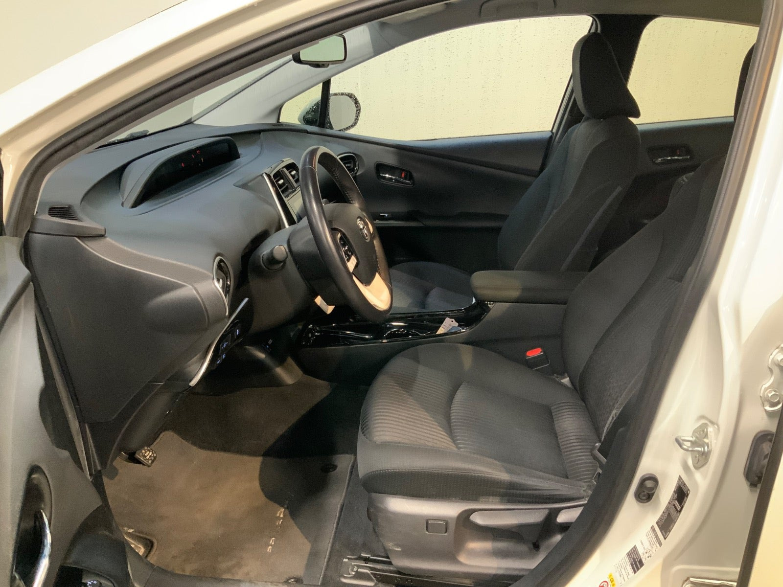 Hvid Toyota Prius fra 2018