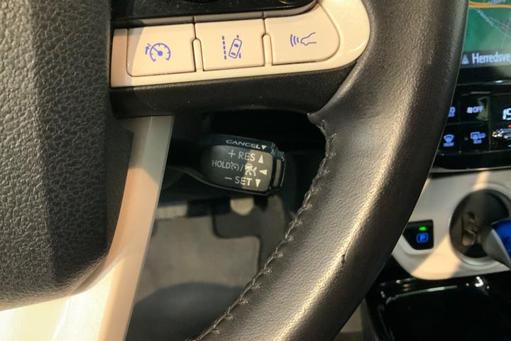 Hvid Toyota Prius fra 2018