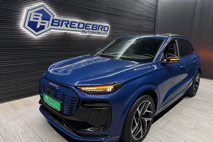 Blå Audi Q6 e-tron fra 2024