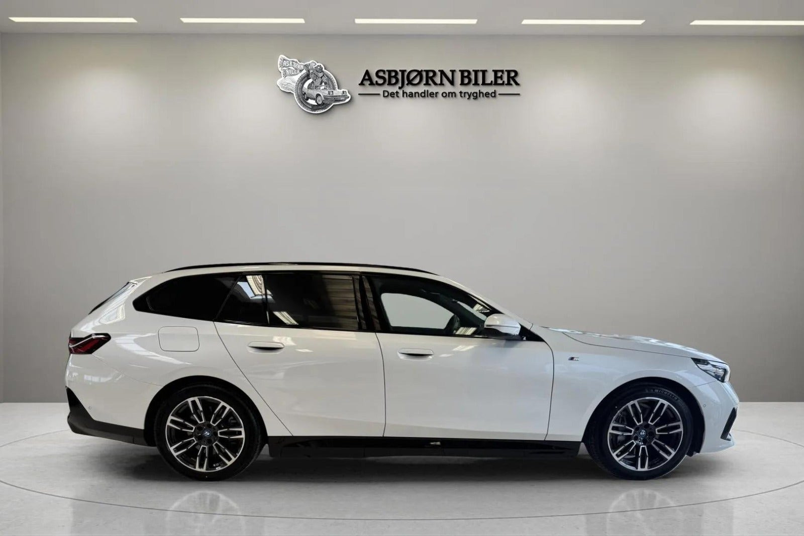 Hvid BMW i5 fra 2025