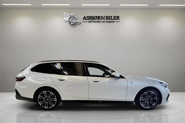 Hvid BMW i5 fra 2025