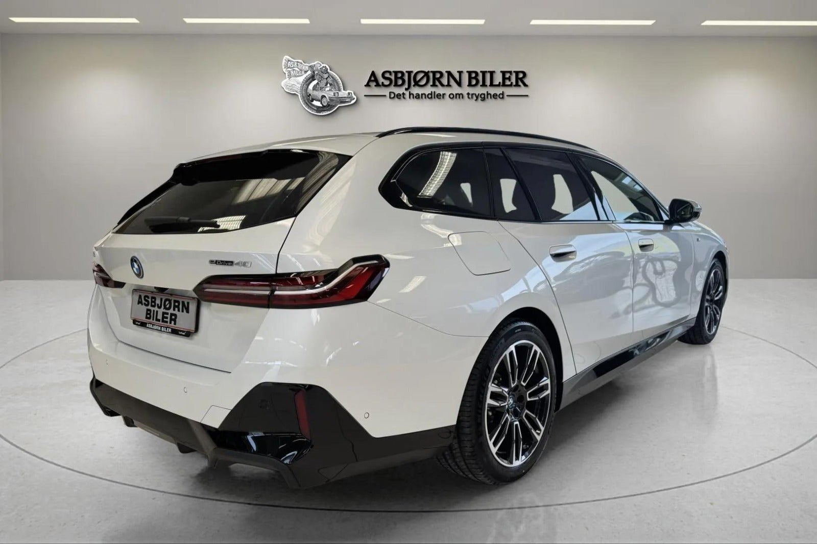Hvid BMW i5 fra 2025