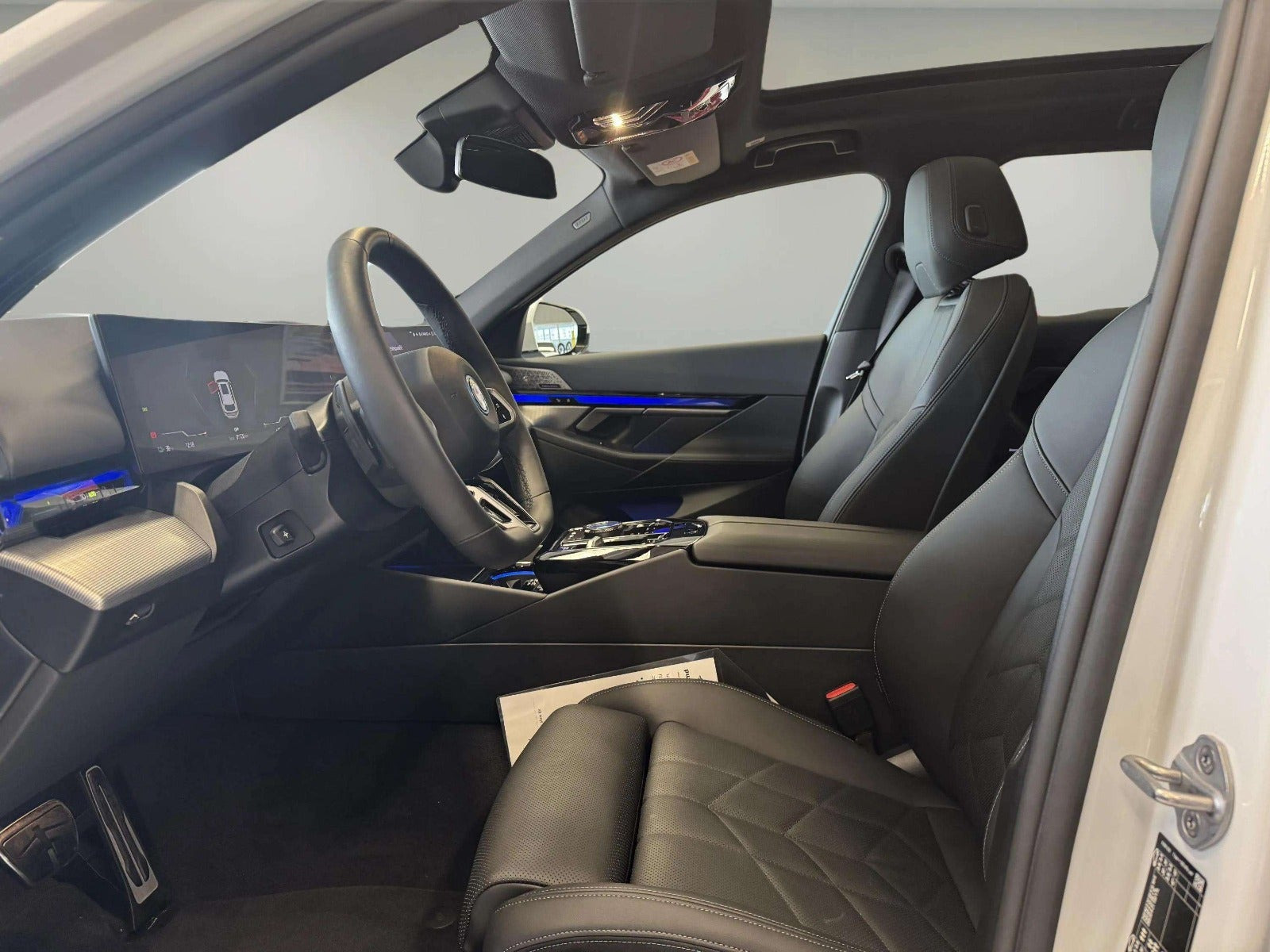 Hvid BMW i5 fra 2025