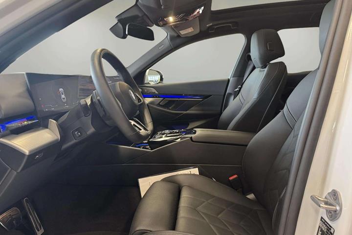 Hvid BMW i5 fra 2025
