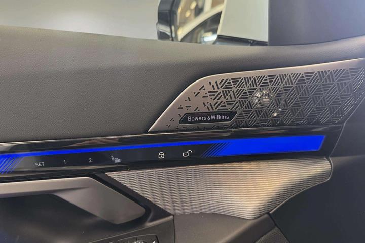Hvid BMW i5 fra 2025