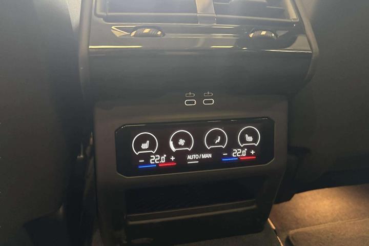 Hvid BMW i5 fra 2025