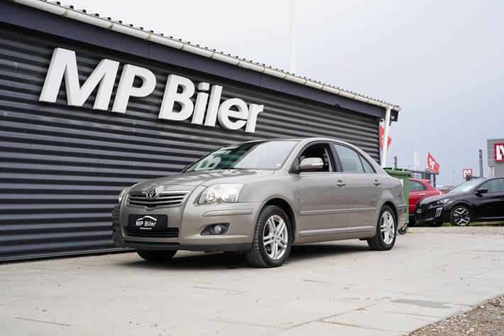 Beige Toyota Avensis fra 2007