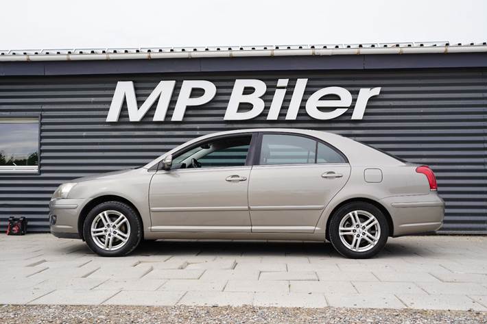 Beige Toyota Avensis fra 2007