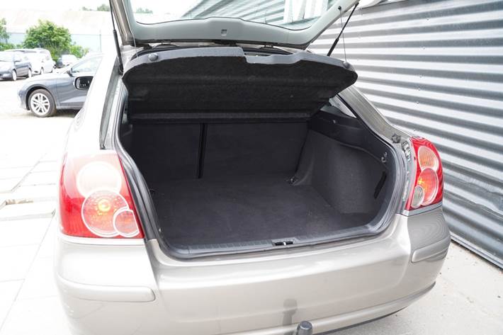 Beige Toyota Avensis fra 2007