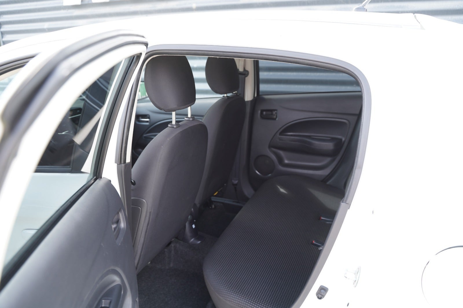 Hvid Mitsubishi Space Star fra 2015