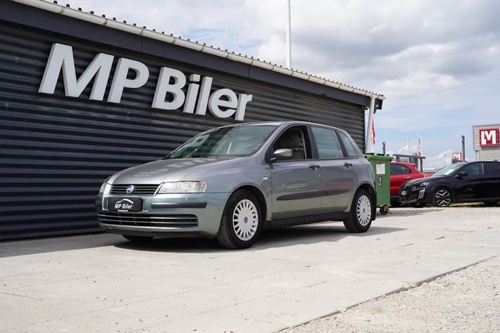 Grå Fiat Stilo fra 2005