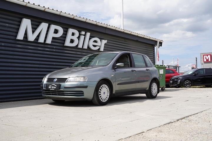 Grå Fiat Stilo fra 2005