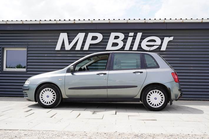 Grå Fiat Stilo fra 2005