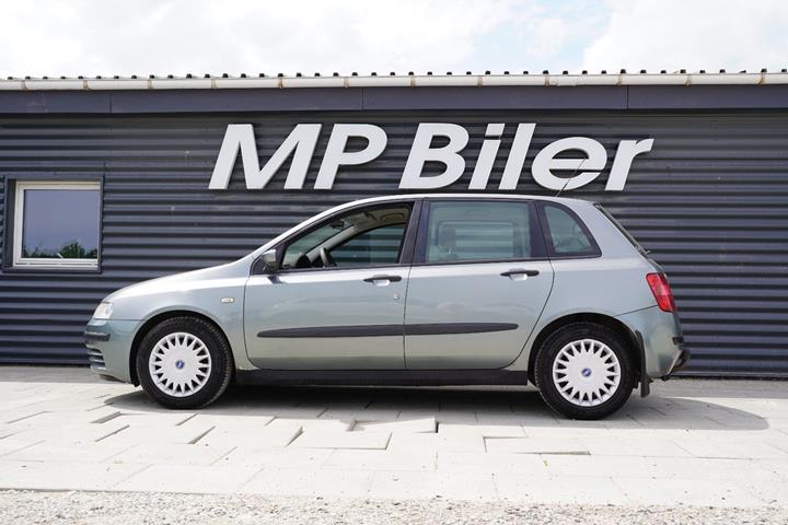 Grå Fiat Stilo fra 2005