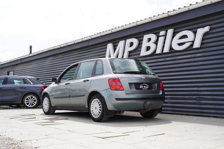 Grå Fiat Stilo fra 2005