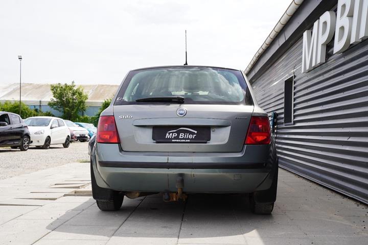 Grå Fiat Stilo fra 2005