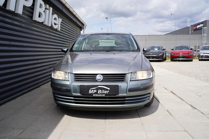 Grå Fiat Stilo fra 2005