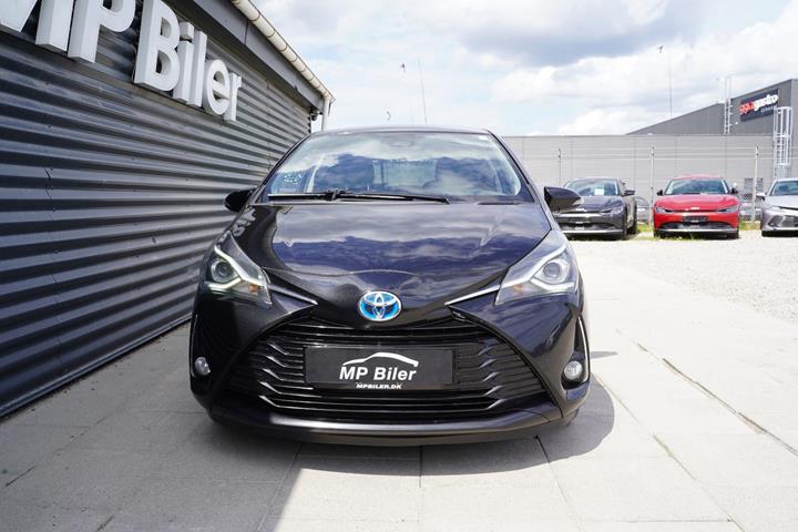 Grå Toyota Yaris fra 2019